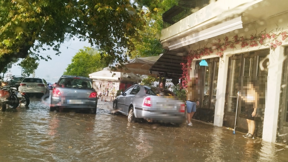 Ιωάννινα: «Άνοιξαν οι ουρανοί» και πλημμύρισαν οι δρόμοι από το ξαφνικό μπουρίνι - Βίντεο και φωτογραφίες