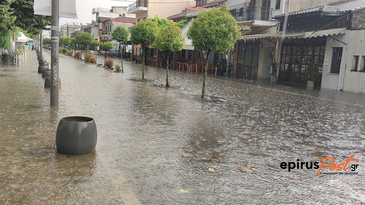 Πλημμύρες και ζημιές από το ξαφνικό μπουρίνι στα Ιωάννινα - Κολώνα της ΔΕΗ κατέληξε σε μπαλκόνι διαμερίσματος