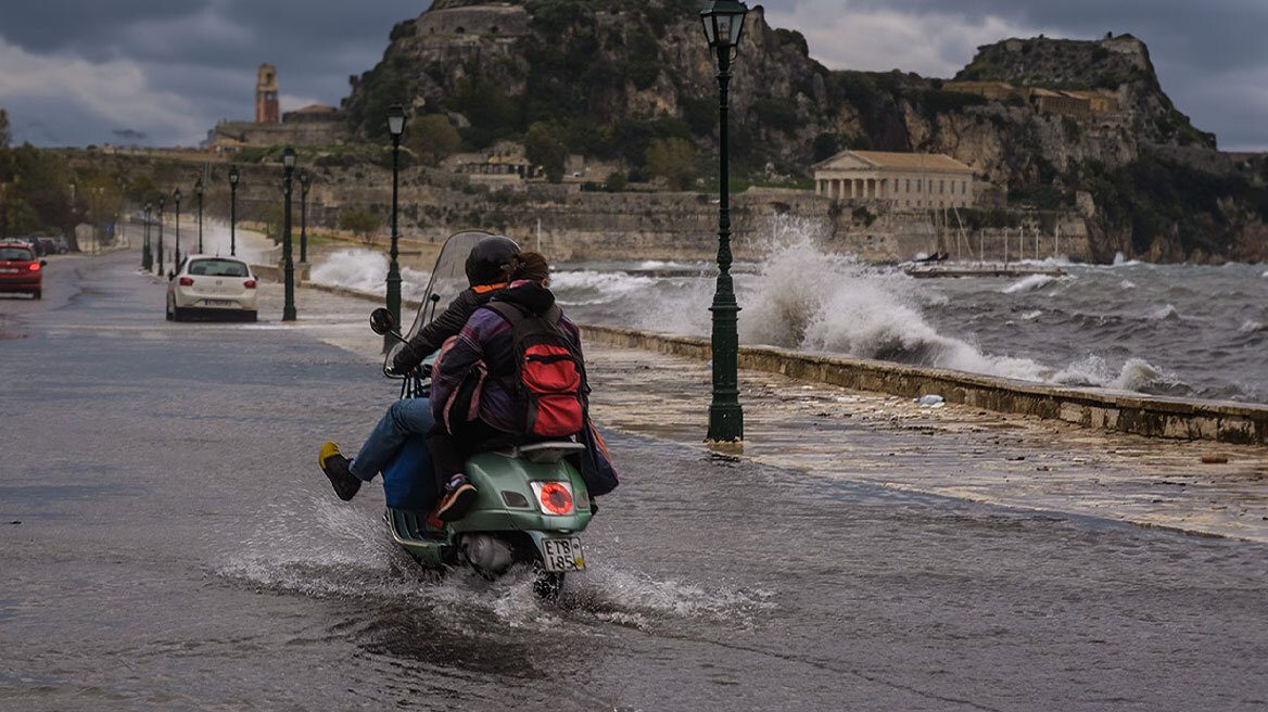 Κακοκαιρία: Επιφυλακή για το δεύτερο κύμα ακραίων φαινομένων -  30.000 κεραυνοί μέσα σε 18 ώρες - Βίντεο