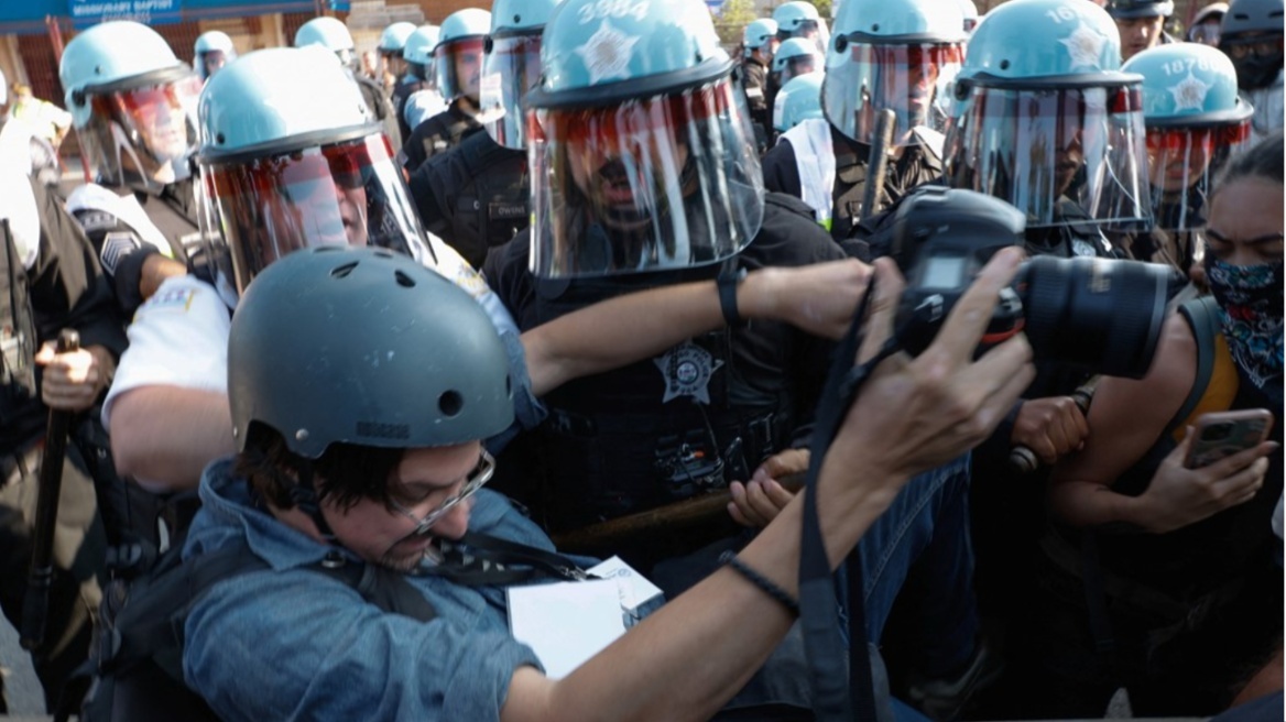 ΗΠΑ: Συγκρούσεις αστυνομικών με διαδηλωτές έξω από το Συνέδριο των Δημοκρατικών στο Σικάγο - Δείτε βίντεο