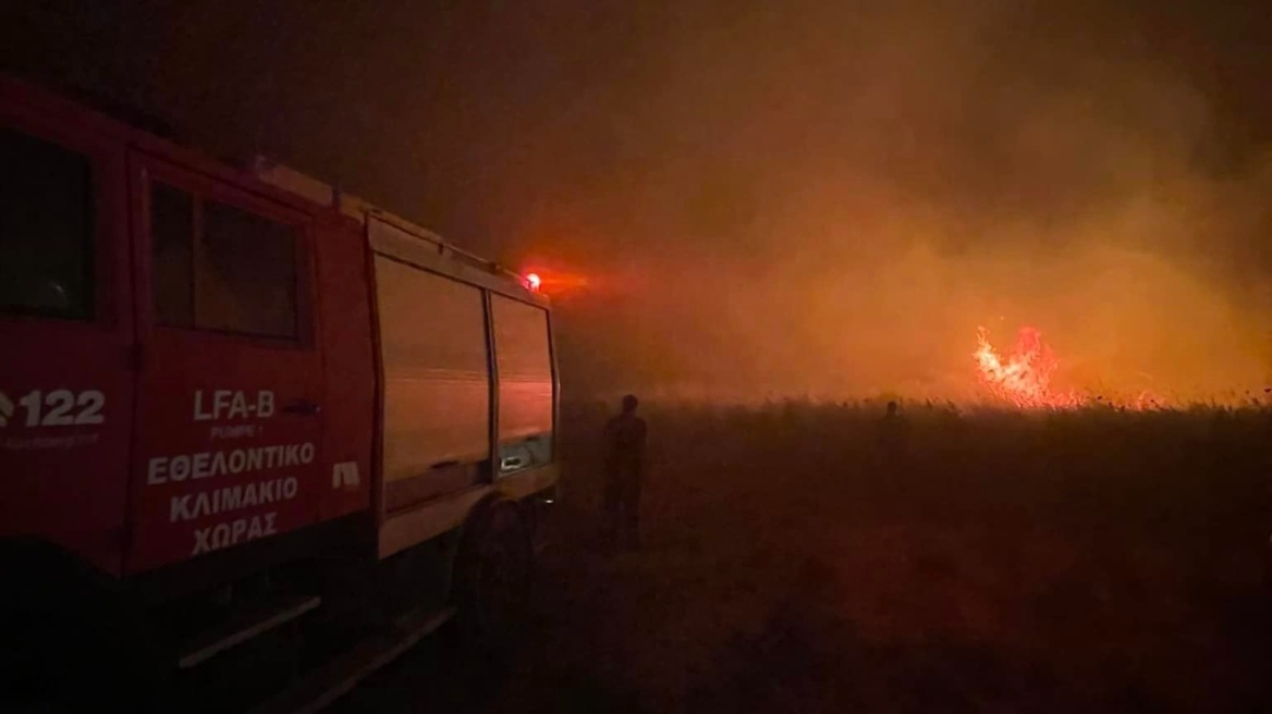 Υπό μερικό έλεγχο η πυρκαγιά σε χαμηλή βλάστηση στη Σάμο - Δείτε βίντεο