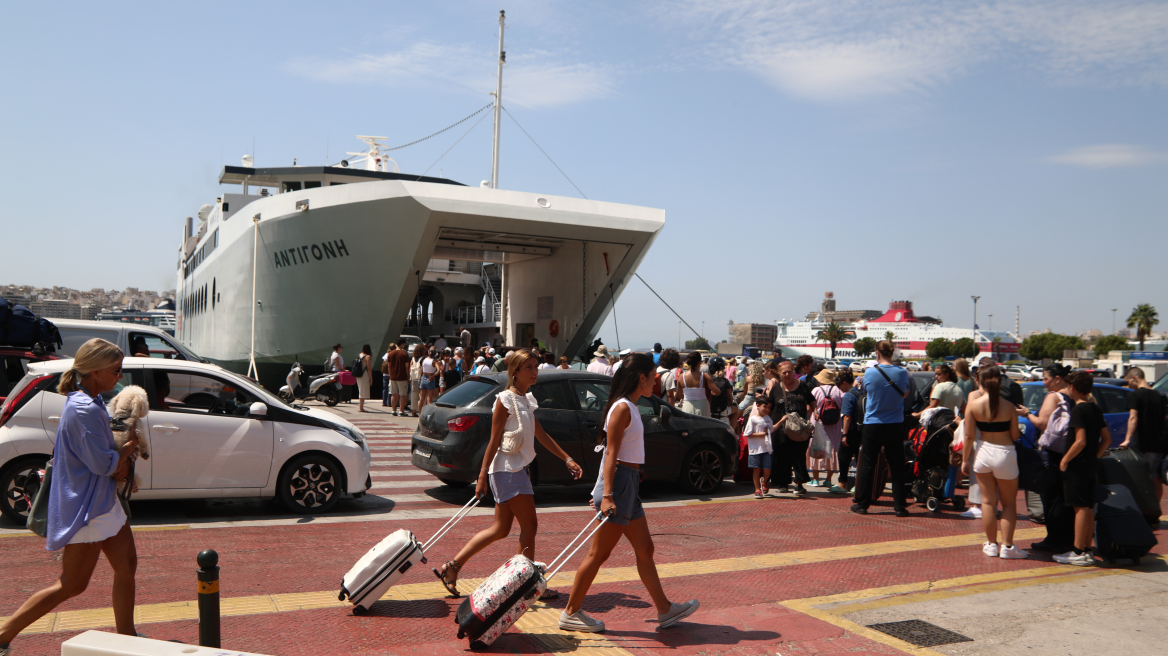 Εγκαταλείπουν την Αθήνα οι τελευταίοι αδειούχοι του Αυγούστου - Υψηλή πληρότητα στα πλοία