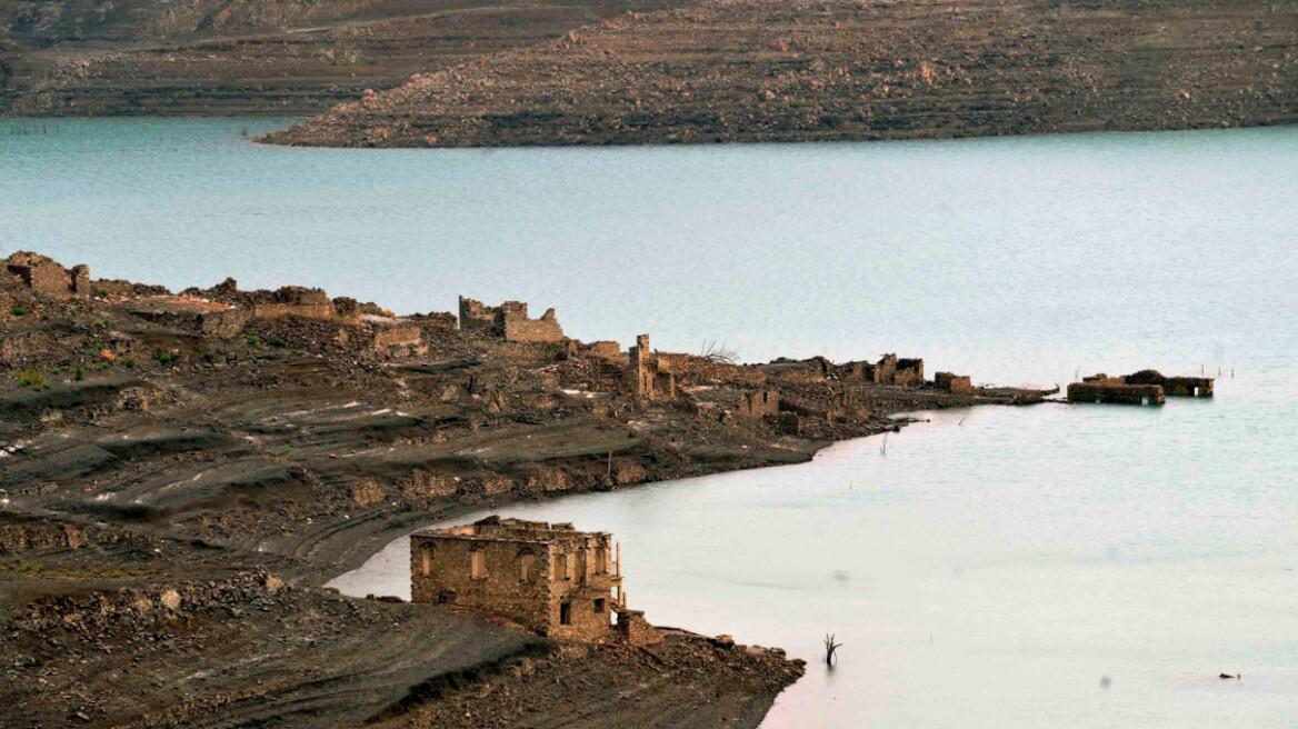 Κίνδυνος λειψυδρίας στην Αττική - Πέφτει η στάθμη της λίμνης του Μόρνου, αποκαλύφθηκε το βυθισμένο χωριό Κάλλιο