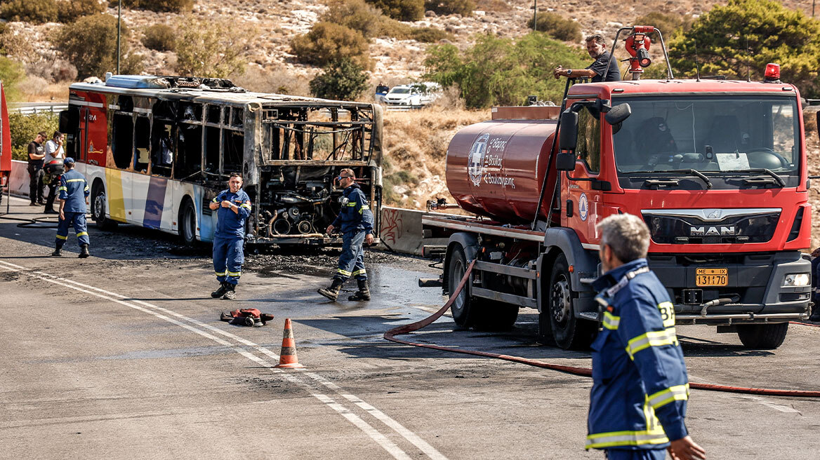 Φωτιά σε λεωφορείο στη Λεωφόρο Ποσειδώνος, στο ύψος της Βουλιαγμένης