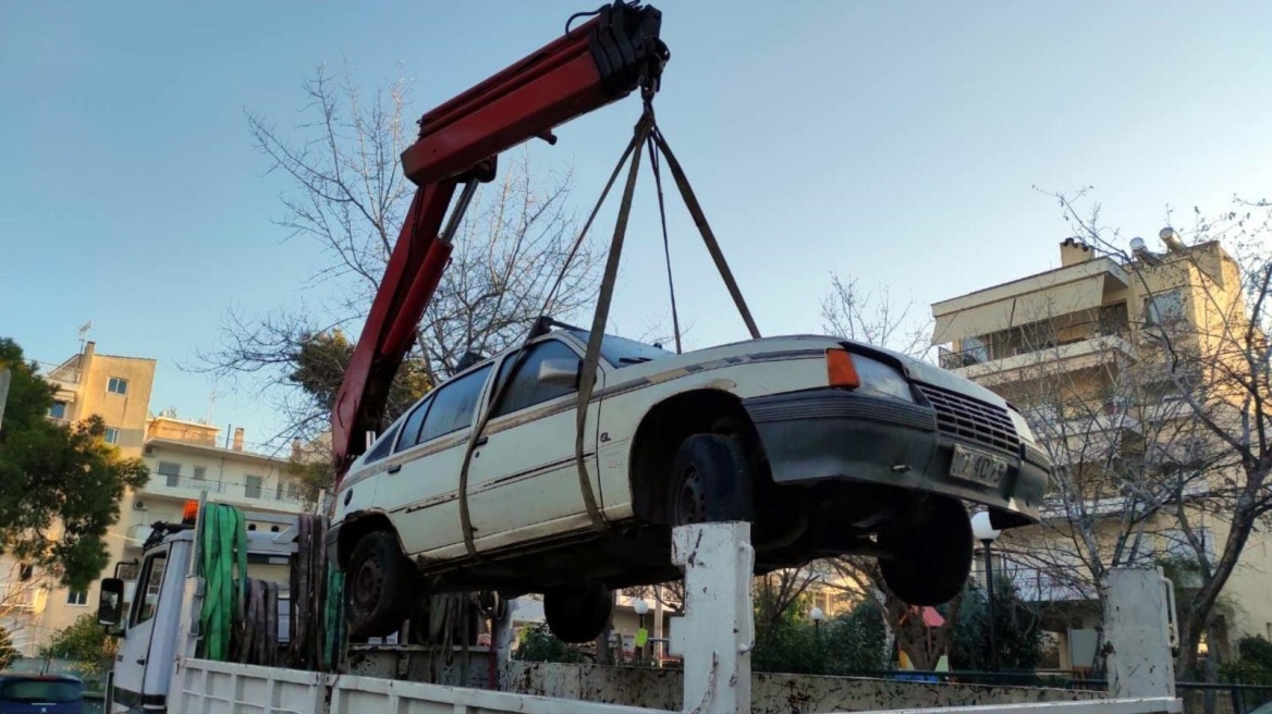 «Σαφάρι» για την απομάκρυνση εγκαταλελειμμένων οχημάτων στη Θεσσαλονίκη – Πάνω από 700 τα παρκαρισμένα σαραβαλάκια