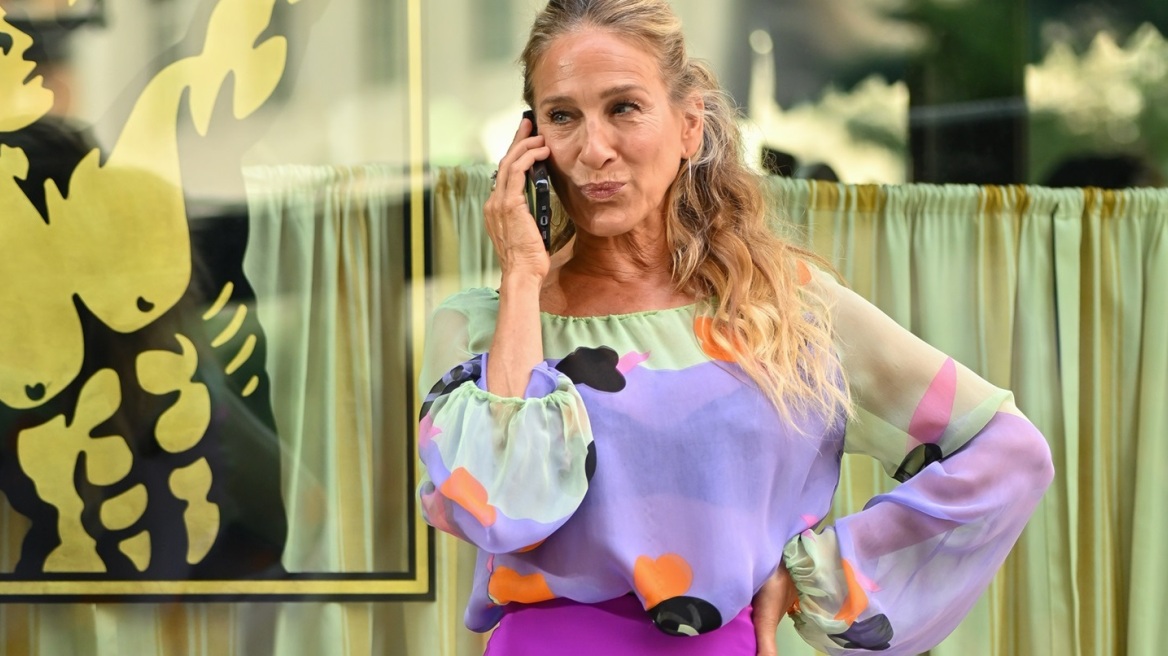 Η Sarah Jessica Parker επαναφέρει τη διάσημη Chanel μπλούζα της Carrie Bradshaw 24 χρόνια μετά