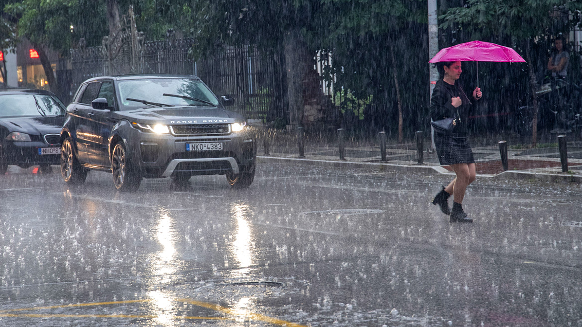 Καιρός: Καταιγίδα και κεραυνοί στην Αττική, έντονα φαινόμενα και στην Εύβοια