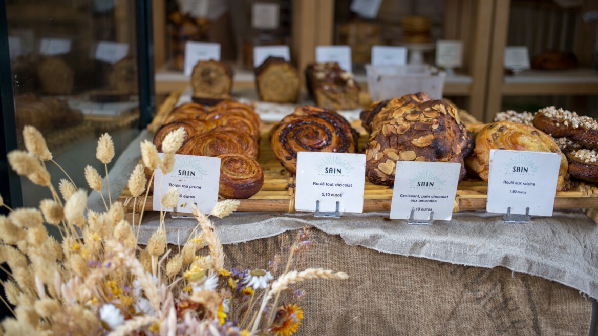 5 καταπληκτικές στάσεις για pain au chocolat και καφέ στο χέρι στο Παρίσι