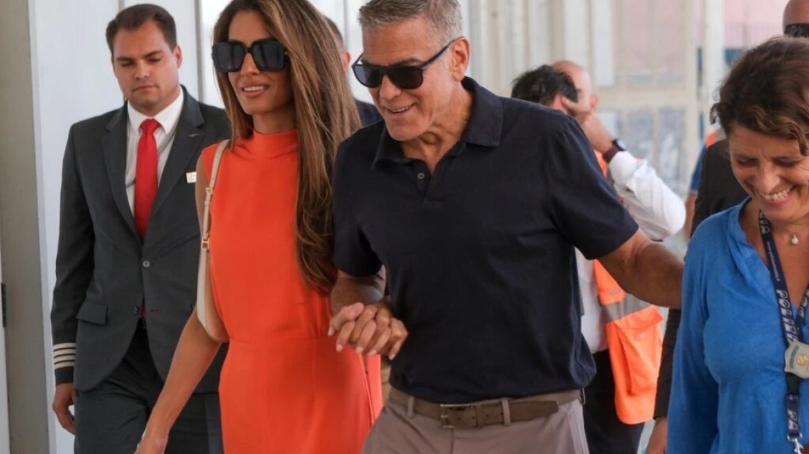 Η Amal Clooney επιλέγει μια φωτεινή πορτοκαλί ολόσωμη φόρμα για την τελευταία της μέρα στη Βενετία