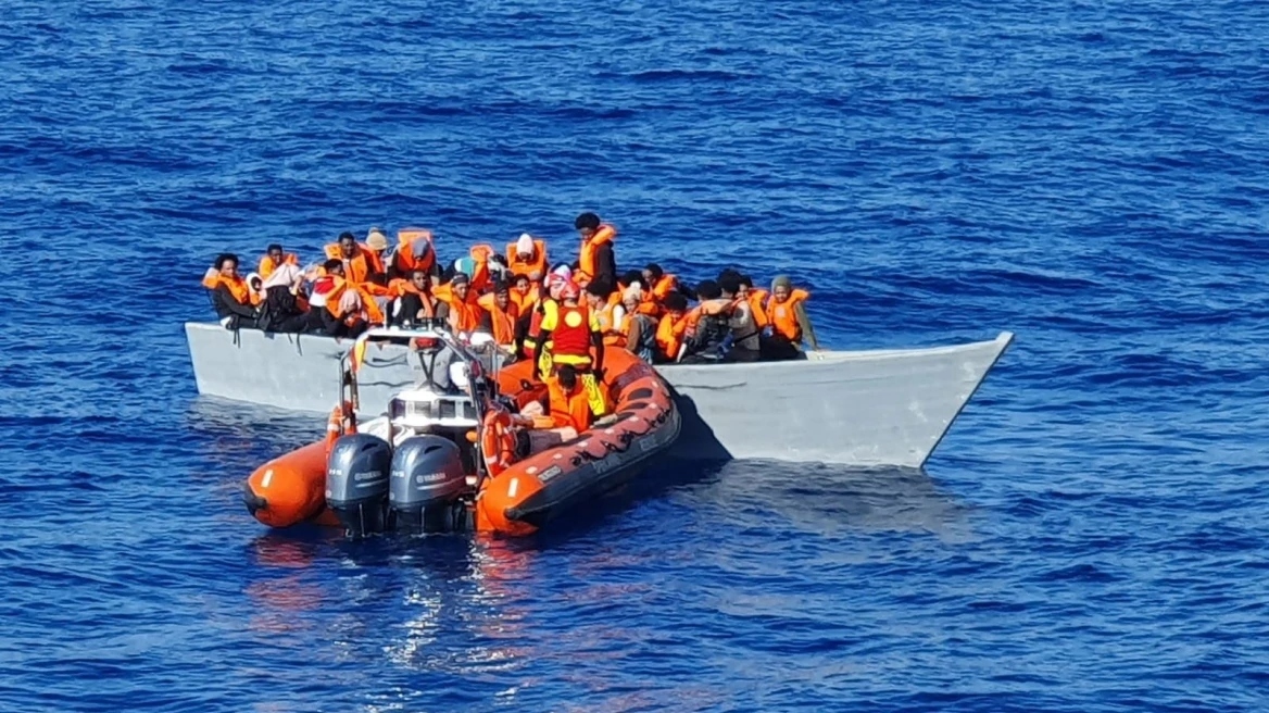 Ιταλία: Ανετράπη πλεούμενο που μετέφερε μετανάστες ανοικτά της Λαμπεντούζα - Επτά οι διασωθέντες, είκοσι ένας οι αγνοούμενοι