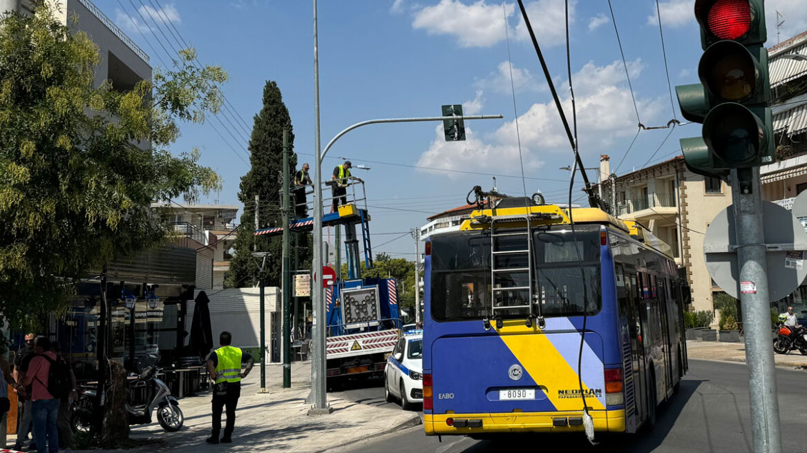 Νέα Φιλαδέλφεια: Τρόλεϊ έριξε κολώνα και τραυματίστηκε 14χρονη