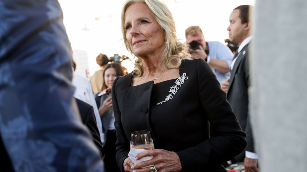 H Jill Biden φόρεσε ένα κομψό κοστούμι για να παρακολουθήσει το σόου του Ralph Lauren