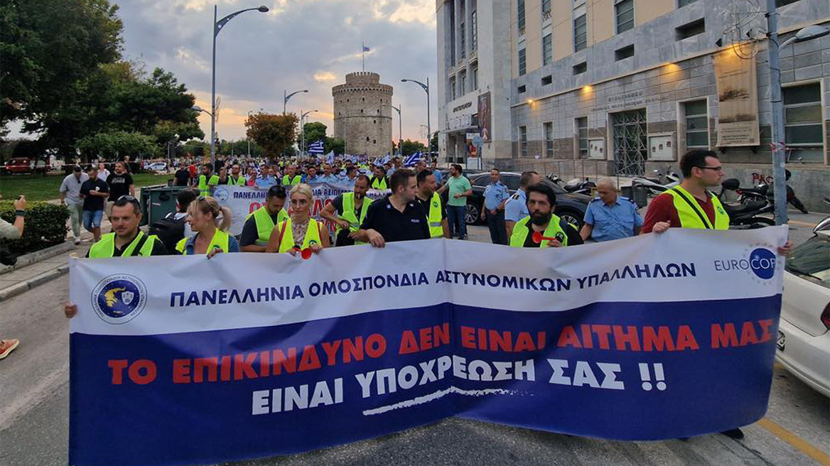 Θεσσαλονίκη: «Βγείτε να δείτε πού μας οδηγείτε» - Με κόρνες, σφυρίχτρες και καπνογόνα η πορεία των ενστόλων στο κέντρο