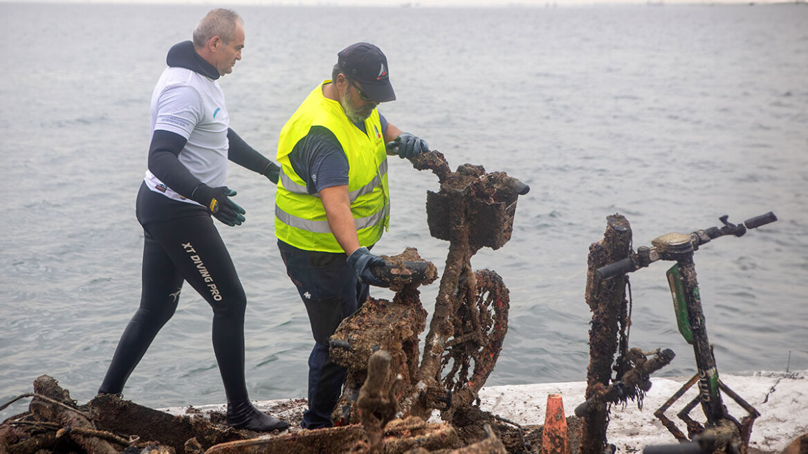 Δύτες καθάρισαν τον Θερμαϊκό και βρήκαν στον βυθό του από πατίνια, ποδήλατα μέχρι... μηχανάκι! - Δείτε φωτογραφίες