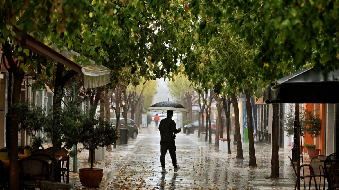 Καιρός:  Στη δυτική Ελλάδα και το Ιόνιο το πρώτο χτύπημα της κακοκαιρίας Atena  - Πώς θα κινηθεί τις επόμενες ώρες