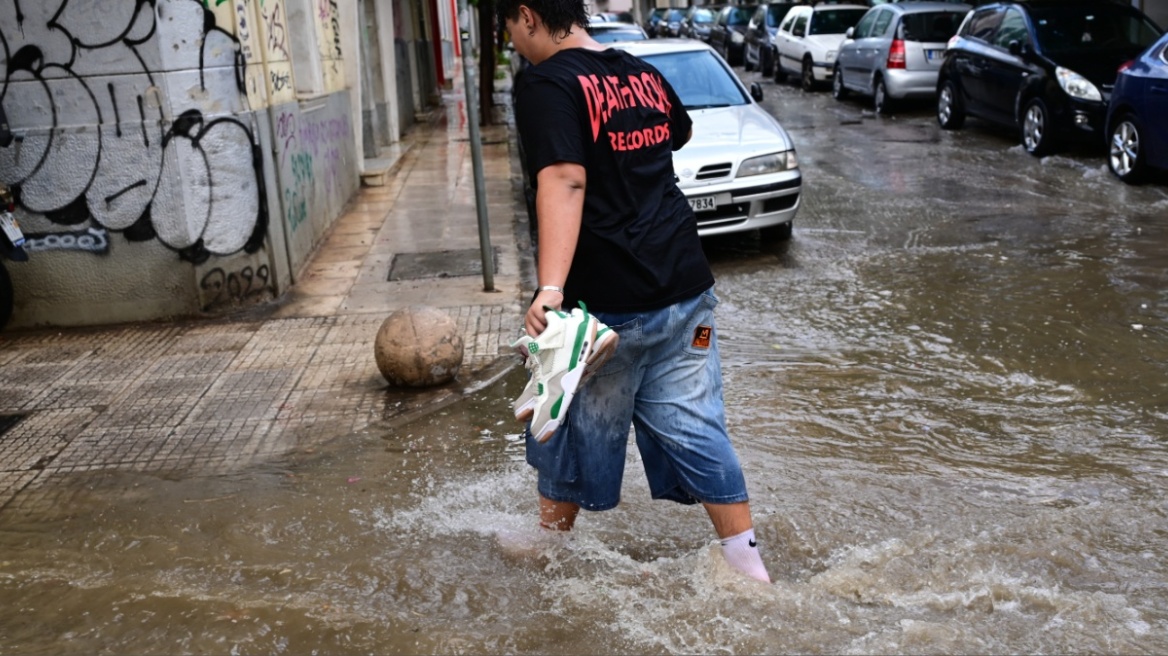 Καιρός: Ισχυρές καταιγίδες, κεραυνοι, χαλάζι και θυελλώδεις ανέμοι και σήμερα - Ποιες περιοχές επηρεάζονται