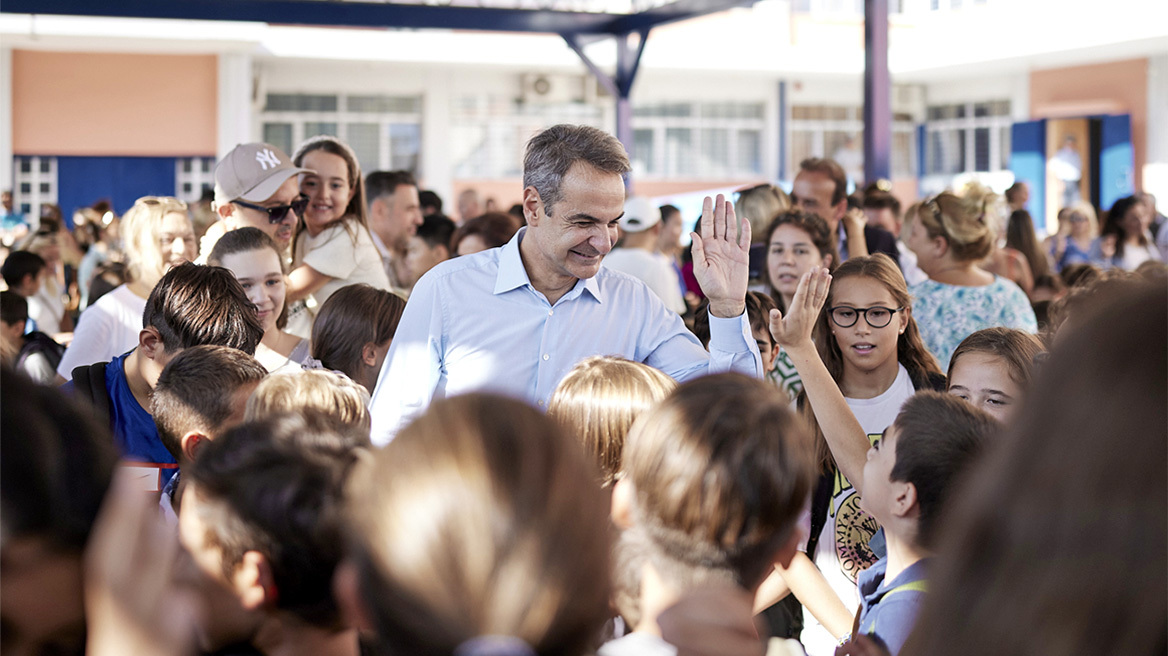 Μητσοτάκης σε μαθητές στη Γλυφάδα: Να κάνουμε μια συμφωνία, όταν είμαστε στο σχολείο το κινητό είναι στην τσάντα