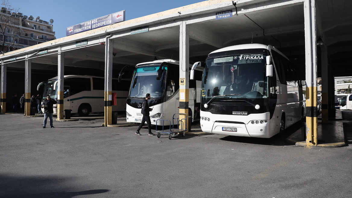 Οδηγός ΚΤΕΛ στρίβει τσιγάρο, καπνίζει και σκρολάρει στο κινητό κρατώντας το τιμόνι