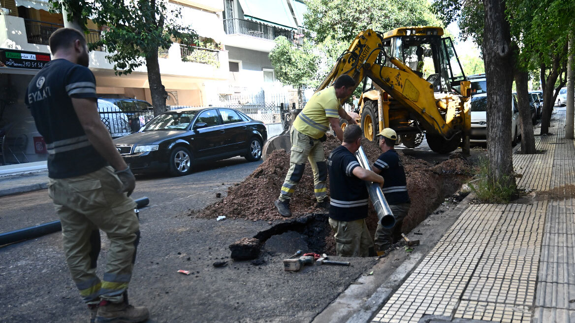 Σεπόλια: Καθίζηση οδοστρώματος λόγω θραύσης αγωγού της ΕΥΔΑΠ - Πού έχει διακοπεί η κυκλοφορία