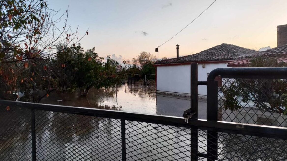 Κομοτηνή: Πλημμύρισαν οι δρόμοι στον Πολύανθο - Κάτοικοι εγκλωβίστηκαν στα σπίτια τους