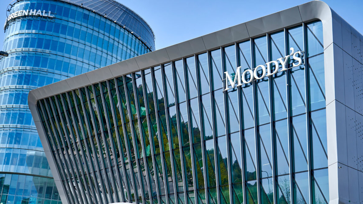 Moody’s: Γιατί αναβάθμισε τις προοπτικές της Ελλάδας αλλά όχι το αξιόχρεο