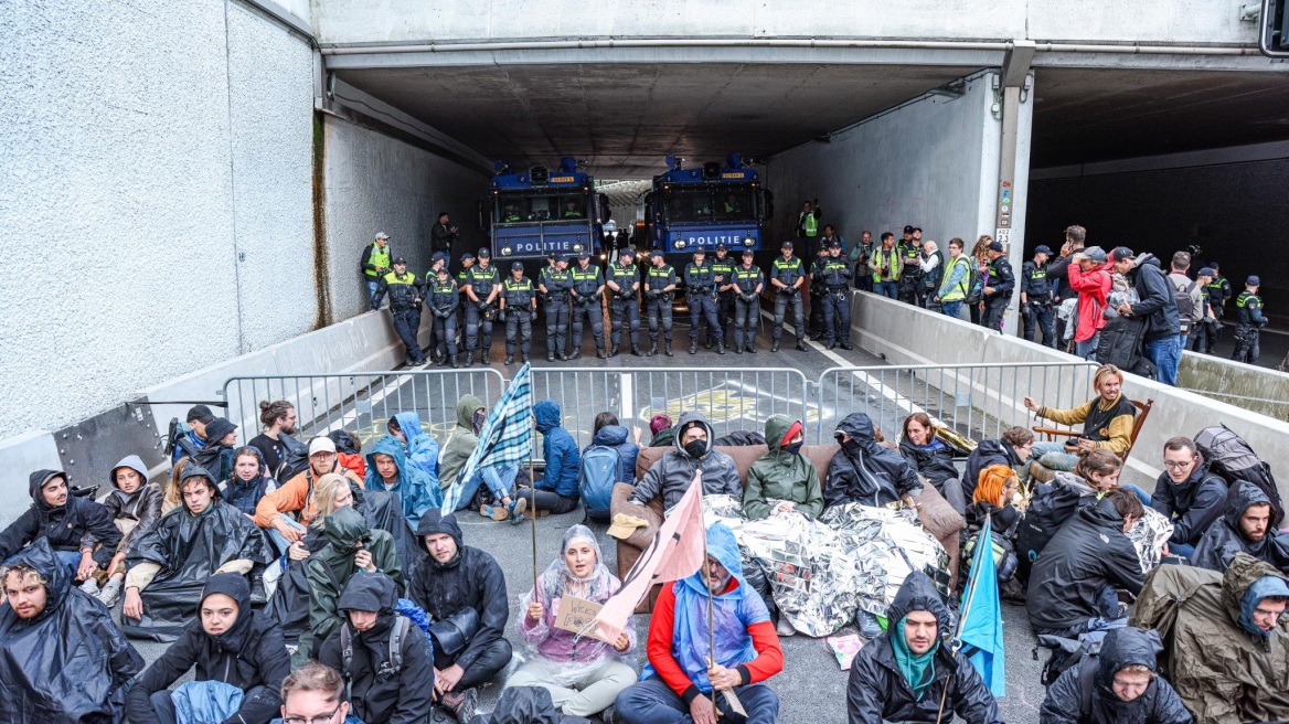 Ολλανδία: Ακτιβιστές για το κλίμα απέκλεισαν αυτοκινητόδρομο που οδηγεί στη Χάγη