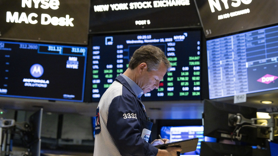 Wall Street: Επιστροφή στα ρεκόρ για τους δείκτες μετά την Fed – Πάνω από τις 42.000 μονάδες ο Dow