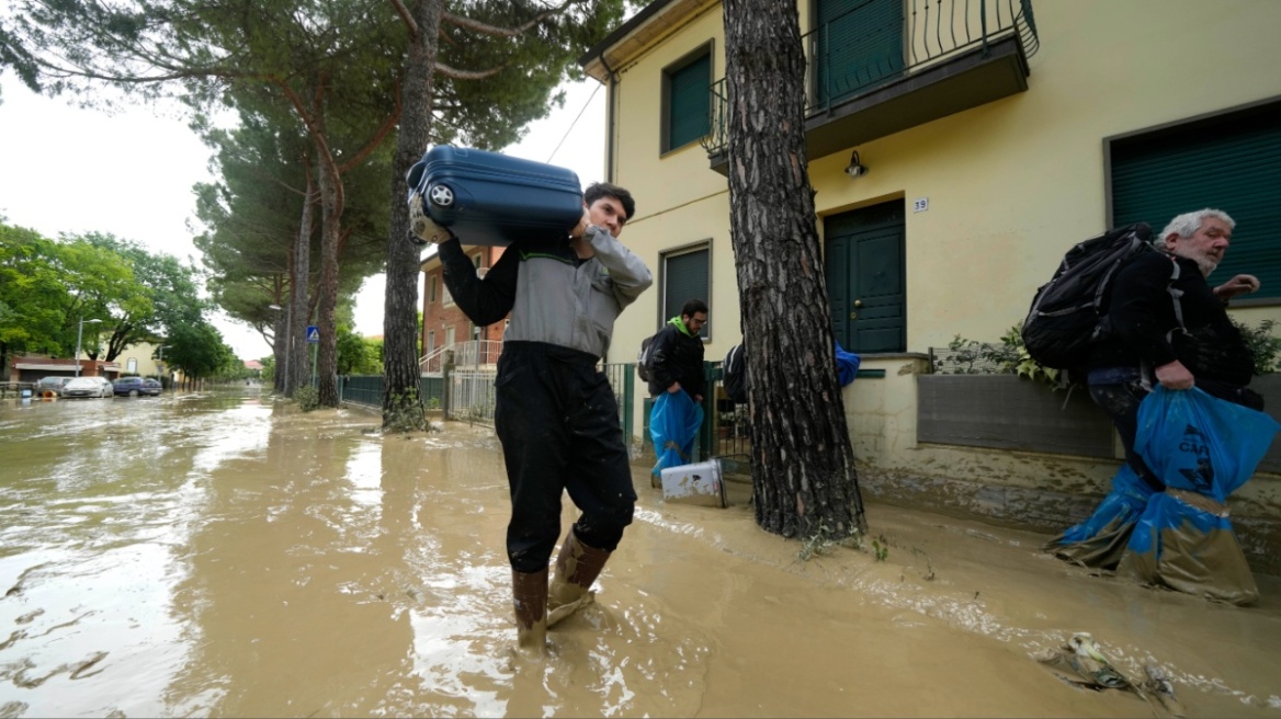 Νεκρός ένας πυροσβέστης στην Ιταλία εξαιτίας της κακοκαιρίας - Υπερχείλισε ο ποταμός στην Εμίλια Ρομάνια (βίντεο)