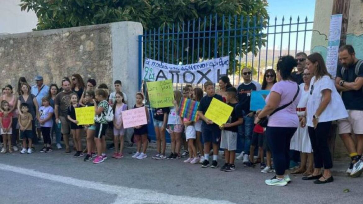 Σητεία: Κλειστά τα δημοτικά σχολεία από γονείς που διαμαρτύρονται για τις συγχωνεύσεις τμημάτων