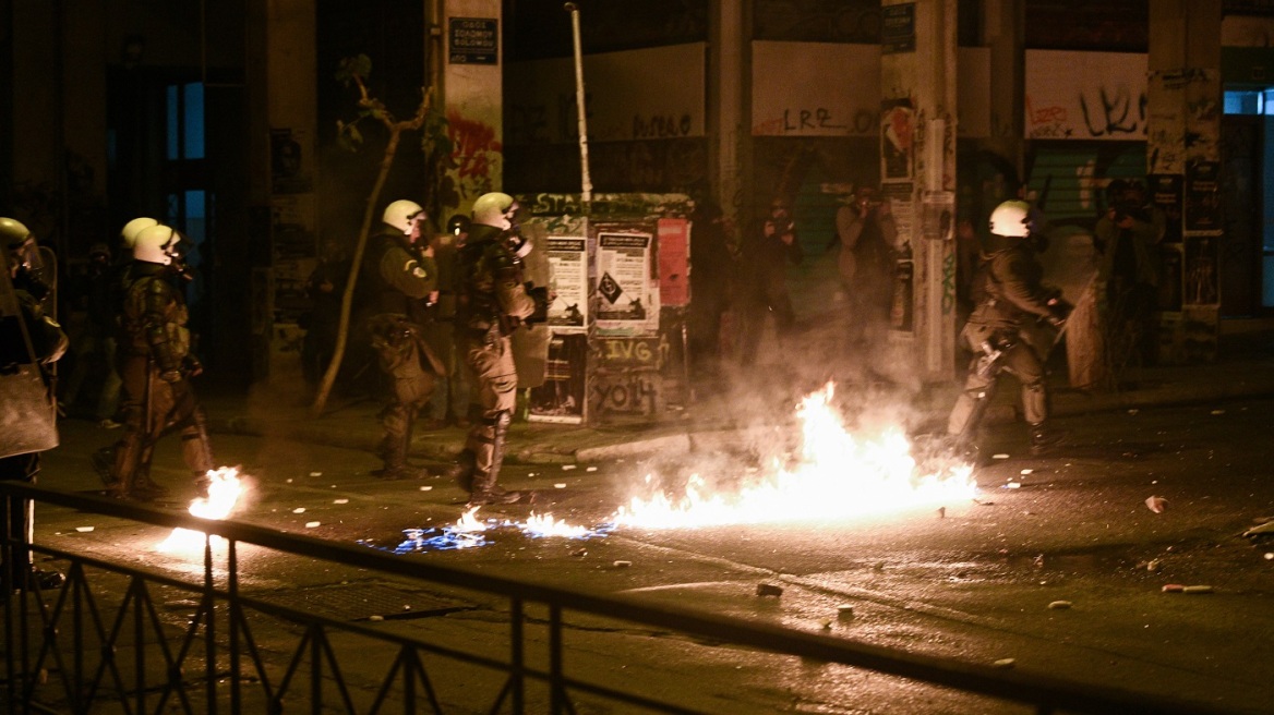 Εξάρχεια: Επίθεση κουκολοφόρων κατά αστυνομικών με μολότοφ