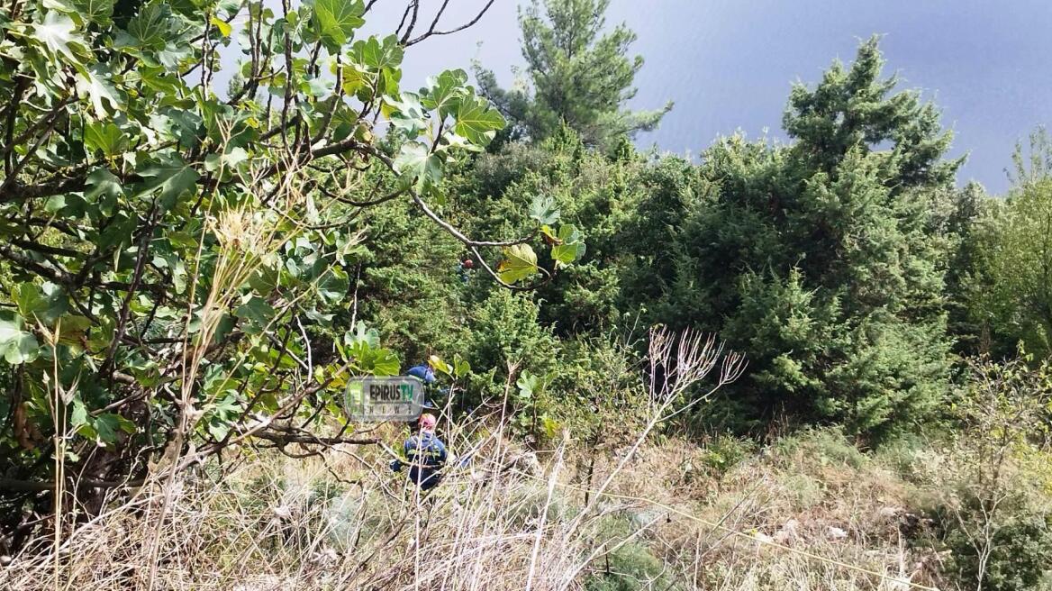 Ιωάννινα: Μητέρα και γιος απεγκλωβίστηκαν από ΙΧ που έπεσε σε γκρεμό - Δέντρα συγκράτησαν το όχημα