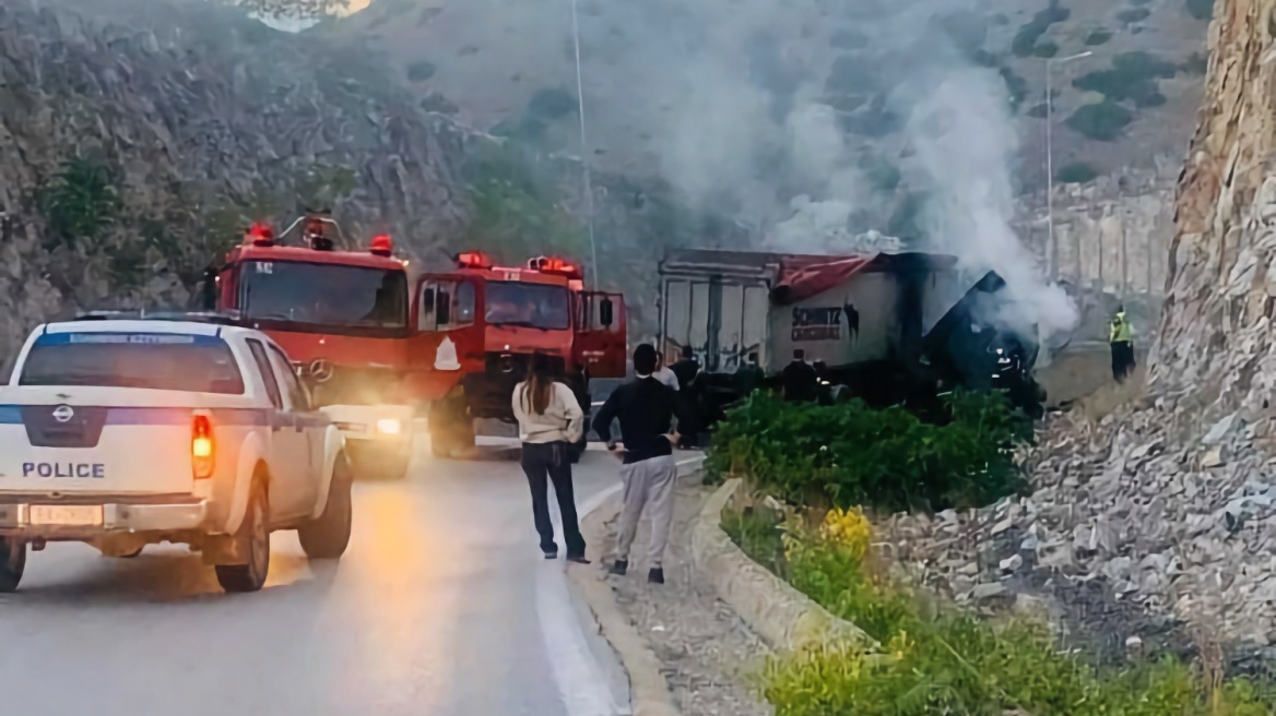 Θανατηφόρο τροχαίο στην Τσαριτσάνη Λάρισας: Νταλίκα εξετράπη κι έπεσε σε βράχο, νεκρός ο οδηγός