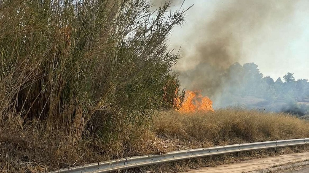 Υπό έλεγχο η φωτιά που ξέσπασε κοντά σε σχολείο στο Καπανδρίτι