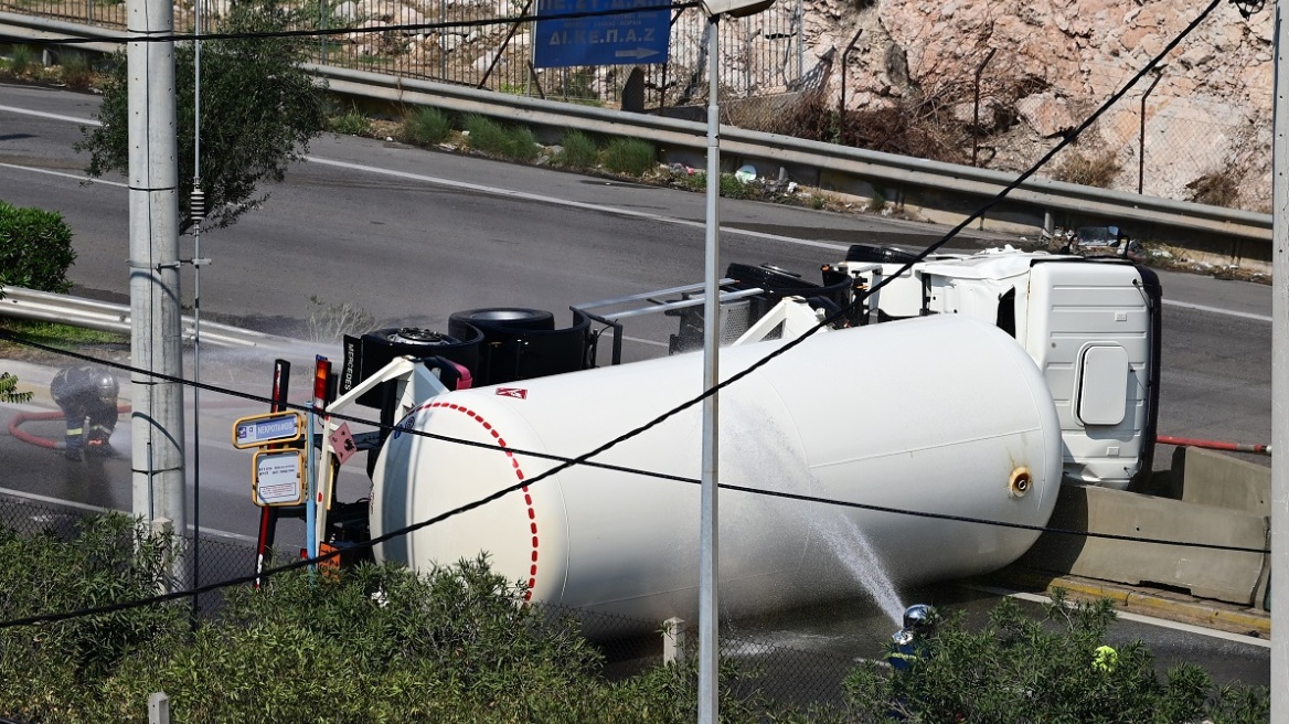 Ανατροπή βυτιοφόρου στη Λεωφόρο Σχιστού: Εκκενώθηκε η δομή μετά τη διαρροή αερίου