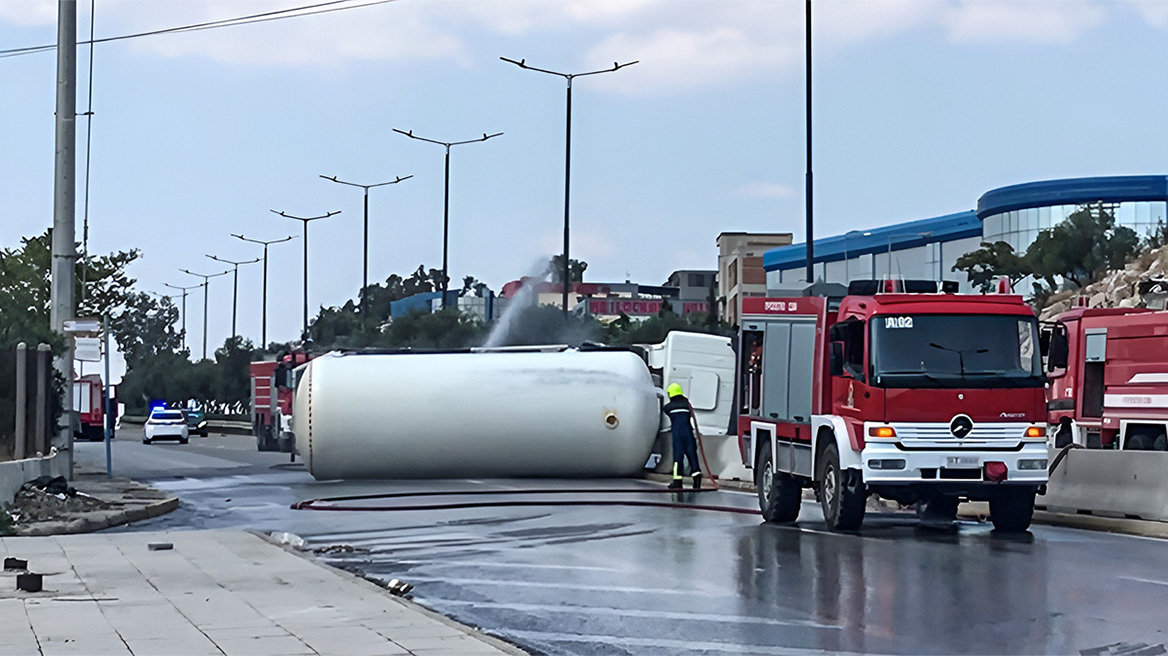 Ανατροπή βυτιοφόρου στη Λεωφόρο Σχιστού, αναφορές για διαρροή υγραερίου - Διακόπηκε η κυκλοφορία