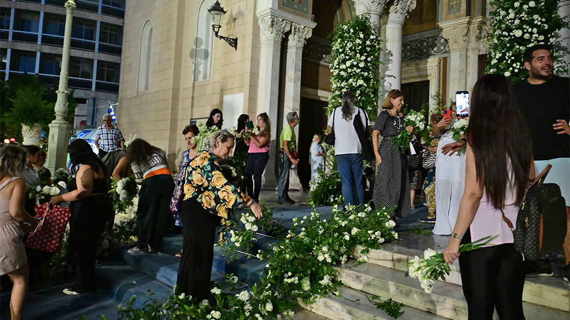 Φωτογραφίες: Κόσμος έσπευσε να πάρει τα λουλούδια της νυφικής διακόσμησης μετά τον γάμο Γλύξμπουργκ - Κουμάρ