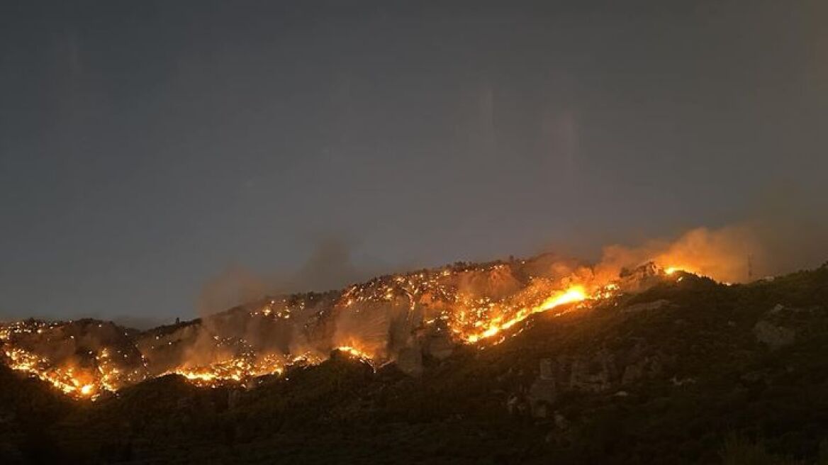 Κλειστά θα παραμείνουν και αύριο όλα τα σχολεία στο Ξυλόκαστρο λόγω της φωτιάς