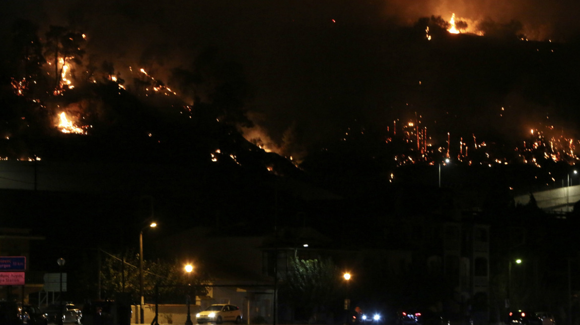 Φωτιά στην Κορινθία: Κάηκαν σπίτια, έκλεισε η Κορίνθου-Πατρών στο ύψος του Δερβενίου, συγκλονιστικά βίντεο