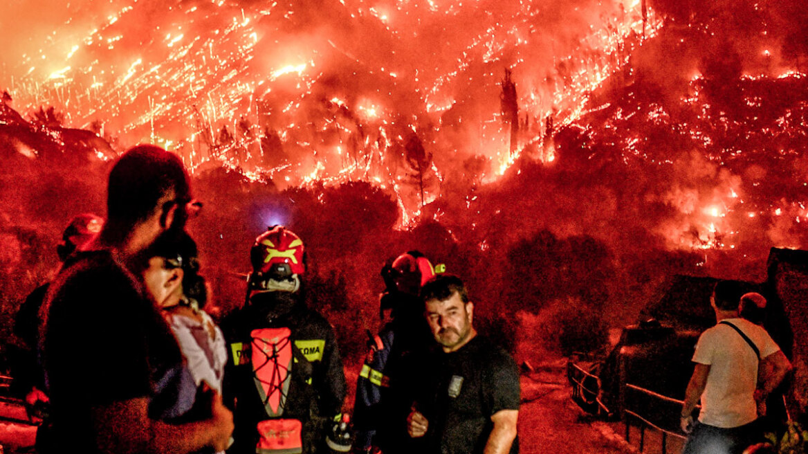 Φωτιά στο Ξυλόκαστρο: Οι δύο αγνοούμενοι οι νεκροί που εντοπίστηκαν - Σε διάσπαρτες εστίες η μάχη των πυροσβεστών