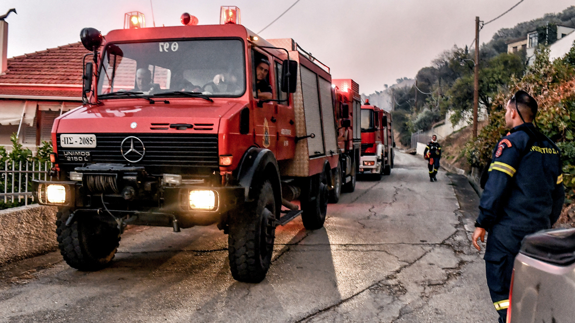 Φωτιά στην Κορινθία: Μάχη με τις διάσπαρτες εστίες και τις αναζωπυρώσεις - Δείτε βίντεο