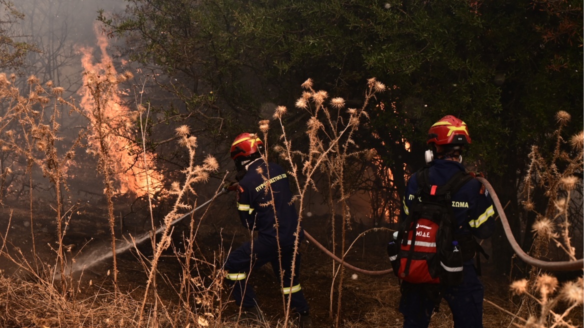 Μάχη τη νύχτα με τις διάσπαρτες εστίες στην πυρκαγιά στο Ξυλόκαστρο 