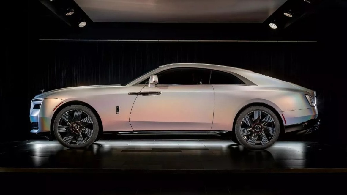 Μία Rolls-Royce Spectre με μοναδικό χρώμα