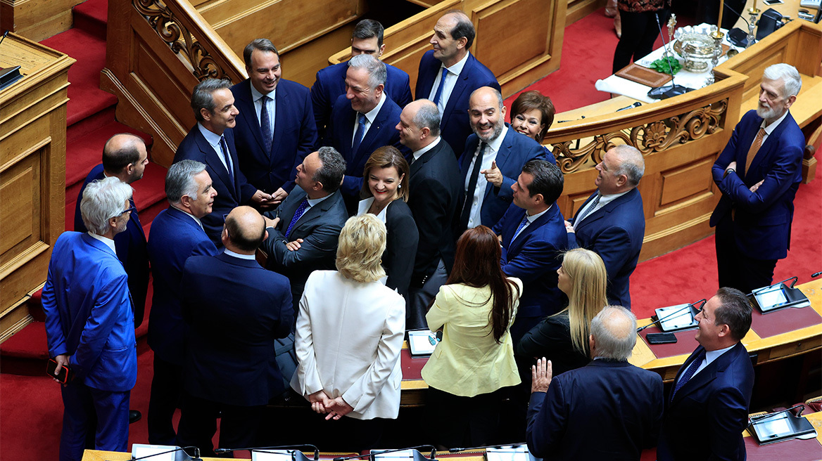 Αγιασμός στη Βουλή: Τα πηγαδάκια και η ξαφνική αδιαθεσία της Δόμνας Μιχαηλίδου, δείτε φωτογραφίες