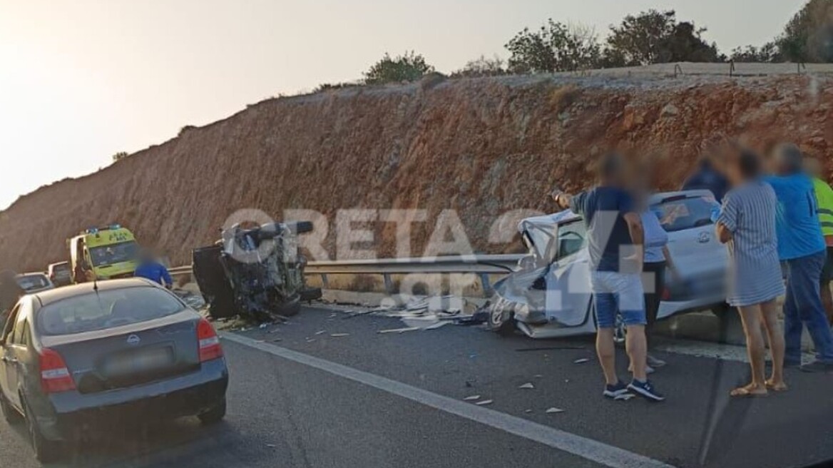 Κρήτη: Μία νεκρή έπειτα από σφοδρή μετωπική σύγκρουση οχημάτων στον ΒΟΑΚ - Δείτε φωτογραφίες