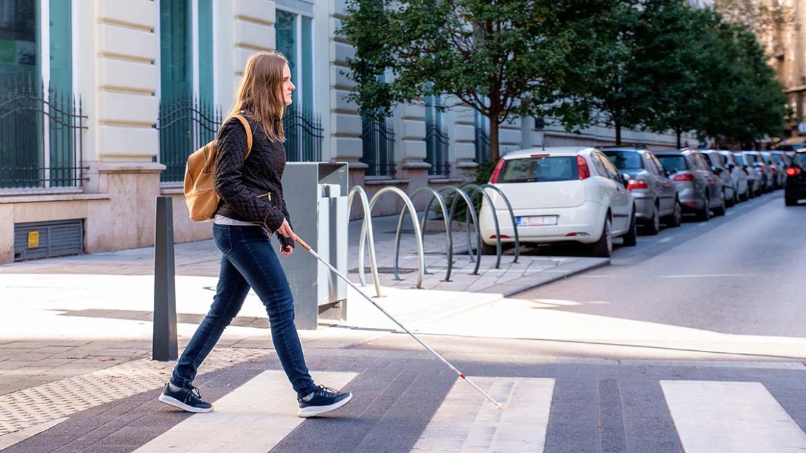 Λευκό μπαστούνι: Το διαβατήριο ασφαλούς μετακίνησης για τα άτομα με οπτική αναπηρία