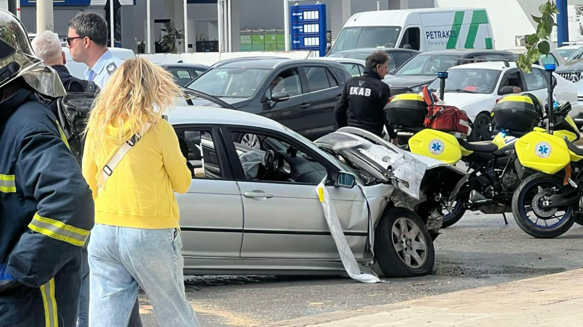 Άνοιξε η Βουλιαγμένης προς Αθήνα, στο ύψος της Γλυφάδας, μετά το τροχαίο με δύο τραυματίες - Δείτε φωτογραφίες 