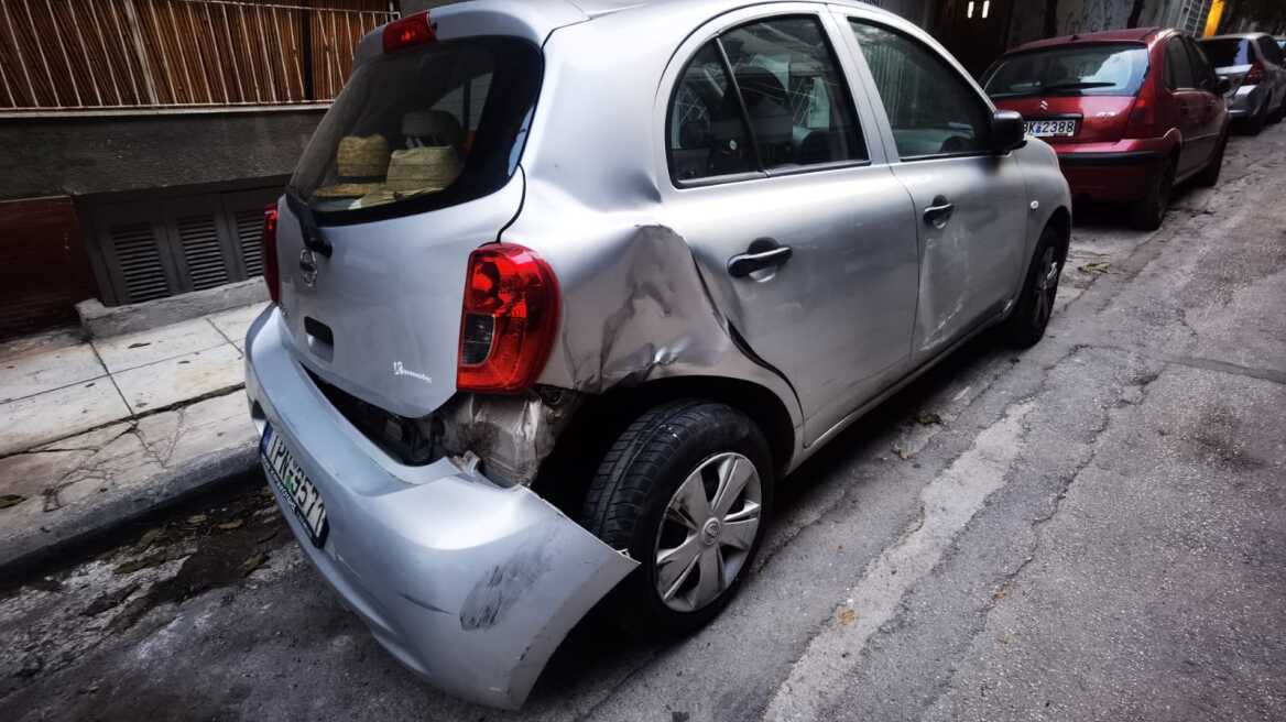 Πλατεία Αμερικής: Οδηγός έπεσε πάνω σε 17 σταθμευμένα οχήματα και... εξαφανίστηκε