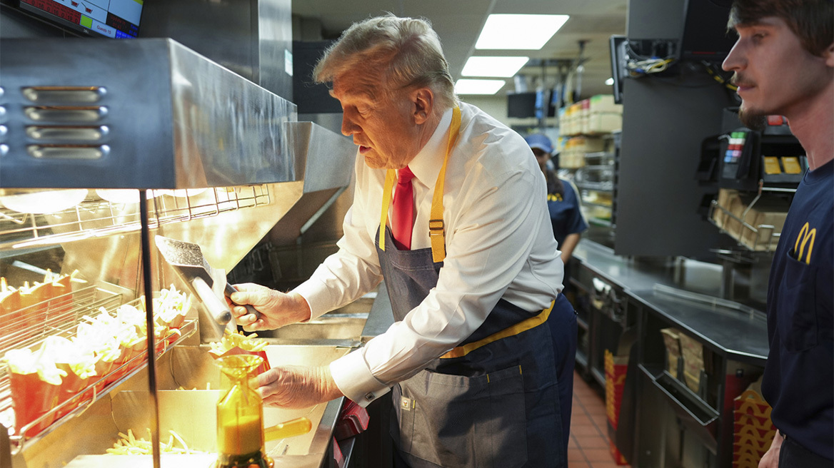 Ο Τραμπ σέρβιρε McDonald's σε κατάστημα drive through της Πενσιλβάνια - Δείτε βίντεο