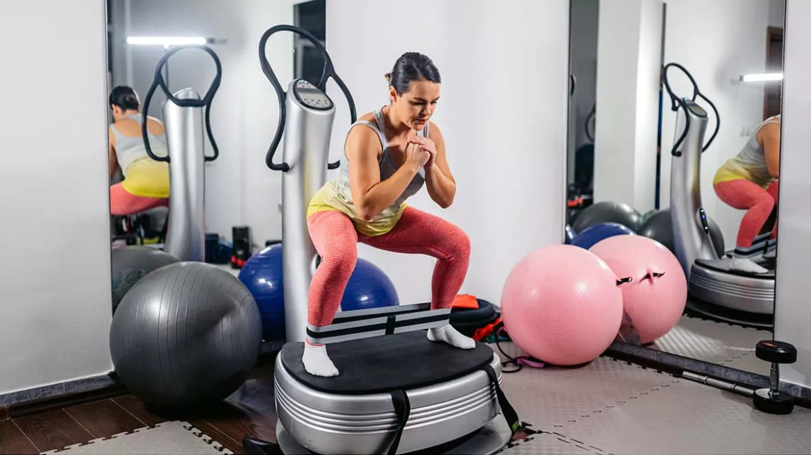 Vibration plates: Μας αδυνατίζει τελικά η νέα μόδα του Tik Tok; Ένας ειδικός απαντά