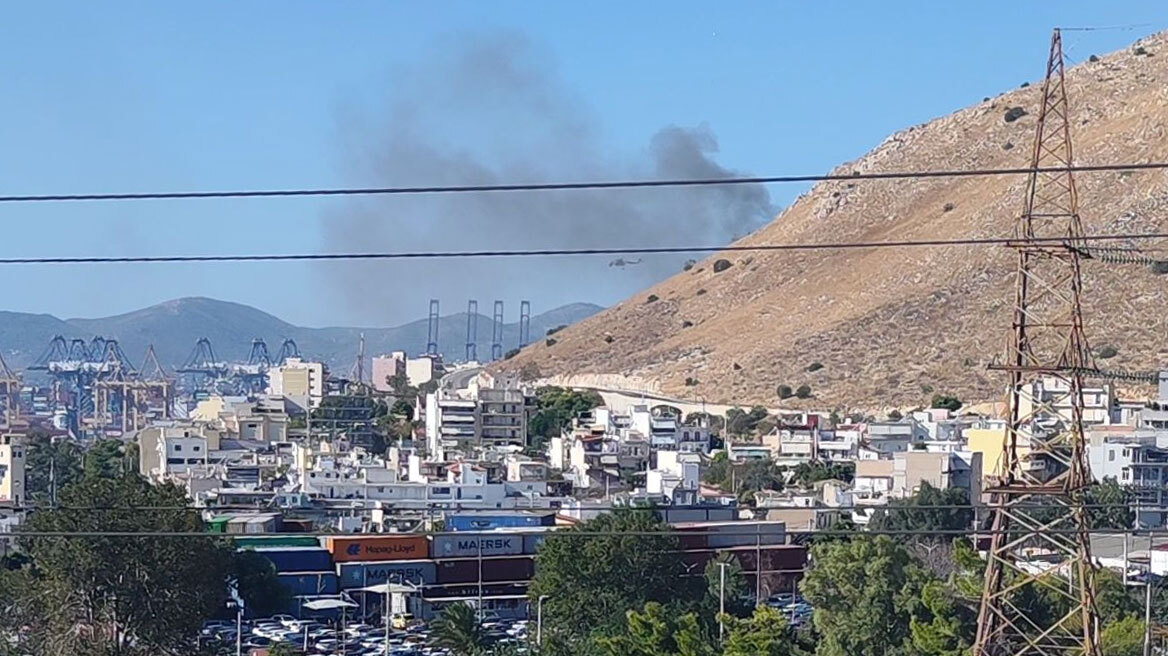 Υπό μερικό έλεγχο η φωτιά σε εγκαταλελειμμένο κτήριο στο Πέραμα - Τραυματίστηκε πυροσβέστης 